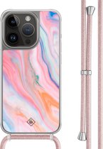 Casimoda® hoesje met rosegoud koord - Geschikt voor iPhone 14 Pro - Pink Glam - Afneembaar koord - TPU/polycarbonaat - Roze