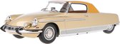 Le modèle miniature beige à l'échelle 1:18 de la Citroen DS19 Le Dandy de 1964. Le fabricant du modèle réduit est Norev. Ce modèle est uniquement disponible en ligne