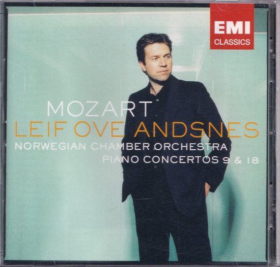 CD hoes met een man in zwart pak, staand. Tekst: Mozart, Leif Ove Andsnes, Norwegian Chamber Orchestra, Piano Concertos 9 & 18.