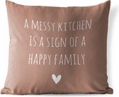 Tuinkussen - Engelse quote "A messy kitchen is a sign of a happy family" tegen een bruine achtergrond - 40x40 cm - Weerbestendig