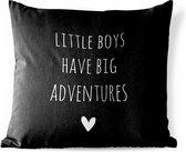 Buitenkussen Weerbestendig - Engelse quote "Little boys have big adventures" met een hartje tegen een zwarte achtergrond - 50x50 cm