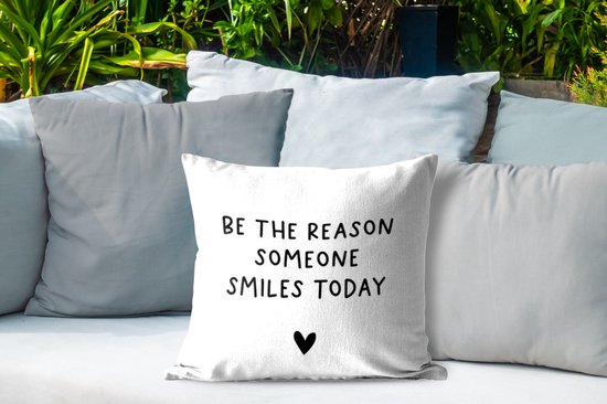 Buitenkussen - Engelse quote "Be the reason someone smiles today" met een hartje tegen een witte achtergrond - 45x45 cm - Weerbestendig