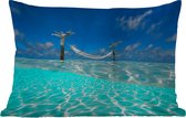 Buitenkussens - Tuin - Het lichtblauwe water met een hangmat bij de Indische Oceaan - 50x30 cm