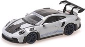 Le modèle moulé sous pression à l'échelle 1:43 de la Porsche 992 GT3 RS en gris métallisé et roues bleues de 2022. Le fabricant du modèle réduit est Minichamps. Ce modèle est uniquement disponible en ligne