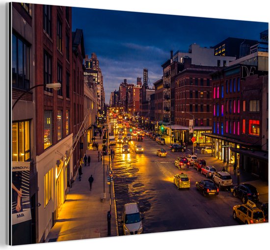 Aluminium wanddecoratie van een nachtelijk New York met taxi's en verlichte gebouwen.