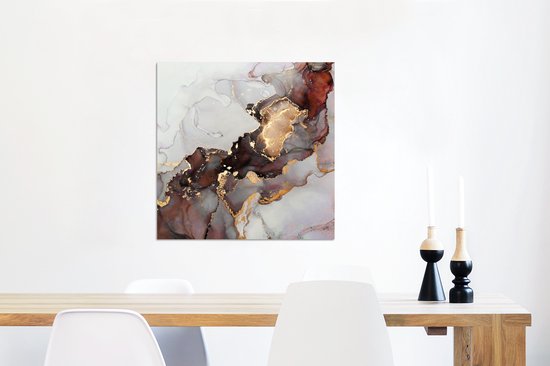 Abstracte kunst met rode, bruine en gouden marmerachtige patronen, aan de muur boven een houten tafel.
