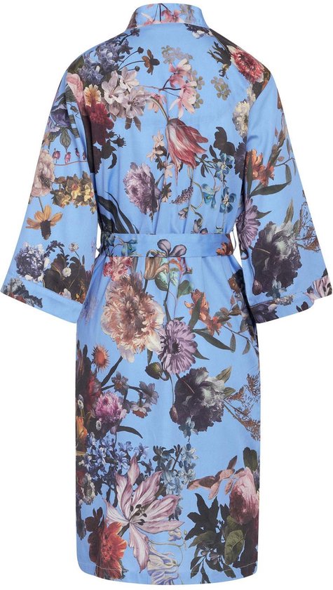 Achterkant van een blauwe kimono met een weelderige bloemenprint en tailleband.