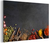 Wanddecoratie Metaal - Aluminium Schilderij Industrieel - Kruiden - Eten - Specerijen - Zwart - Paprika - Kaneel - 150x100 cm - Dibond - Foto op aluminium - Industriële muurdecoratie - Voor de woonkamer/slaapkamer