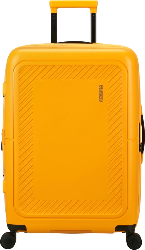Gele American Tourister koffer met uitschuifbaar handvat en wieltjes.