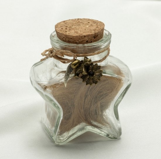 Glazen Flesje Parfum Op Stenen Met Takken Van Groen Op Een Houten Achtergrond. Natuurlijke Verse Geur Voor Mannen En Vrouwen Foto Image216789080