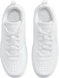 Bovenkant van twee witte Nike sneakers met veters, Nike logo op de tong.