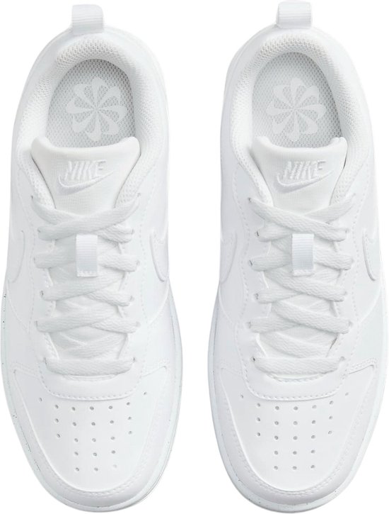Bovenkant van twee witte Nike sneakers met veters, Nike logo op de tong.