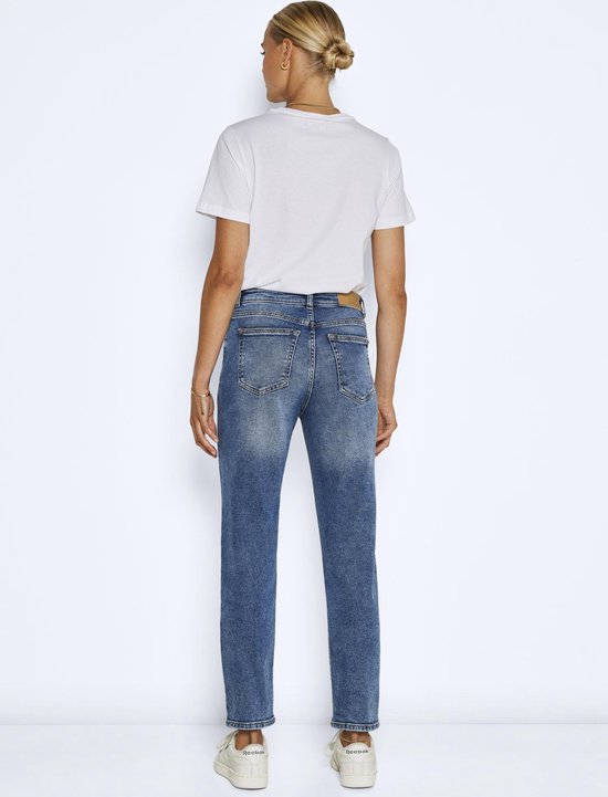 Achterkant van een vrouw in een blauwe stonewashed jeans met rechte pijpen.