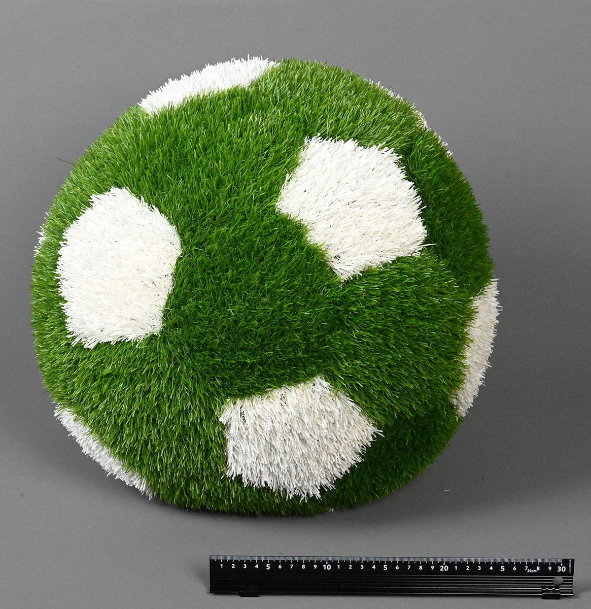 Voetbal groen 40 cm-grasfiguur-tuinknuffel-grasdieren-kunstgras-grasfiguur tuindecoratie-