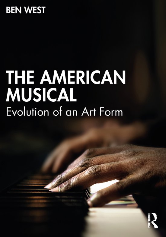 Boekomslag getiteld The American Musical door Ben West, met een close-up van handen die op een pianotoetsenbord spelen.