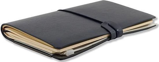 Donkerblauw notitieboek met een zwarte elastische band sluiting.