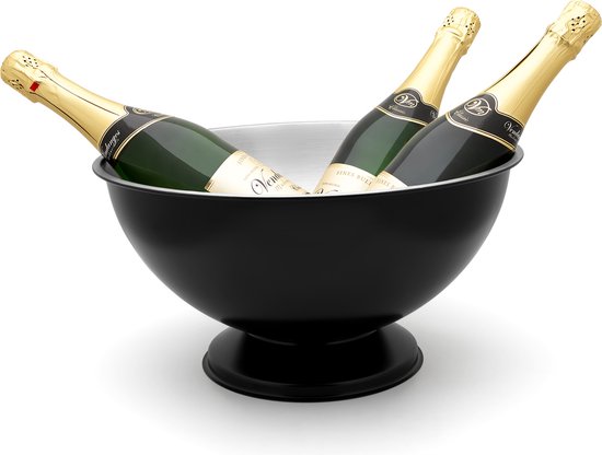 Zwarte champagnekoeler met zilverkleurige binnenzijde, gevuld met drie champagneflessen.