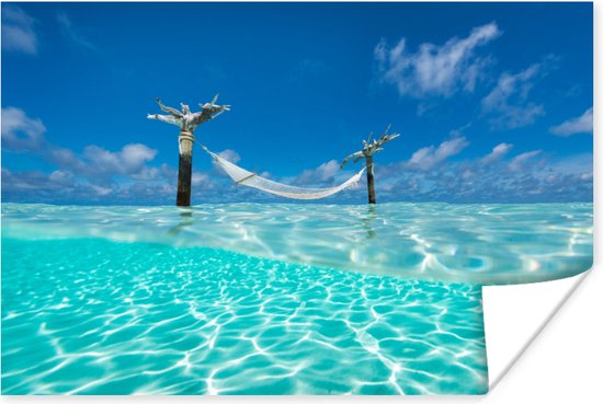 Lichtblauwe water met een hangmat bij de Indische Oceaan Poster 90x60 cm - Foto print op Poster (wanddecoratie woonkamer / slaapkamer) / Zee en Strand