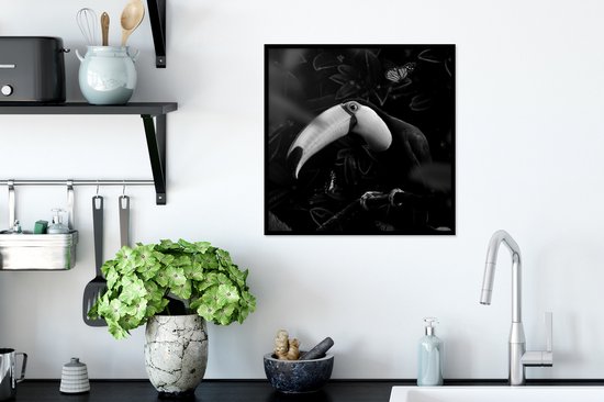 Cadre photo avec affiche Zwart et Wit- Toucan entouré de papillons dans la jungle - noir et blanc - 40x40 cm - Cadre pour affiche