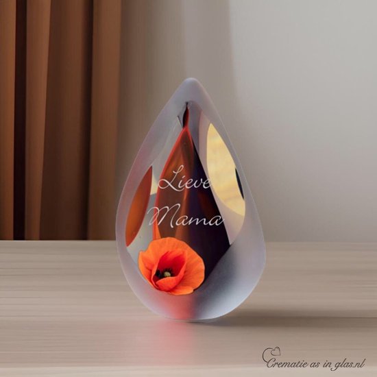 Glazen traan met oranje klaproos en de tekst 'Lieve Mama'. Geëtste rand aan de buitenkant.