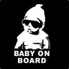 Witte 'Baby On Board'-sticker met een baby in zonnebril en muts, op zwarte achtergrond.