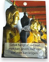 Boeddha Badge Met Inspirerende Tekst ''Geluk Hangt Af van Wat Men Kan geven, Niet Van Wat Men Kan Krijgen''