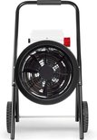 Elektrische kachel op wielen met zwart frame, witte behuizing en rood stroomaansluitpunt aan de achterzijde.