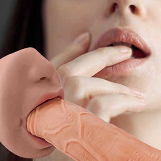 Een persoon met hand in mond, naast een masturbator die de mond- en lippenanatomie nabootst.