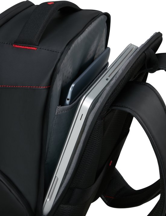 Zwarte rugzak met open compartiment met laptop en telefoon, rode stiksels.