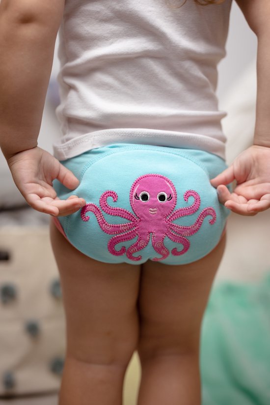 Blauw oefenbroekje met roze octopus applicatie, gedragen door een kind.
