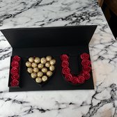 Valentijn Geschenk - Valentijn cadeautje voor haar - Geschenk idee - Geschenkdoos - Ferrero Rocher - Rode rozen - Cadeau voor haar - Uniek Geschenk - Kerst - Moederdag