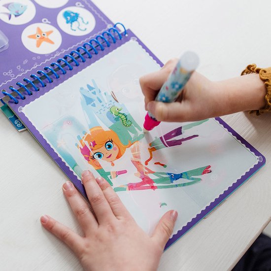 Enfant coloriant un livre de coloriage magique à l'eau avec un stylo à eau, illustration d'une sirène.