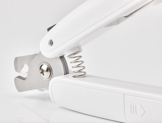 Close-up van de onderkant van een witte PETKIT nagelknipper met scharnierend deel en veer.