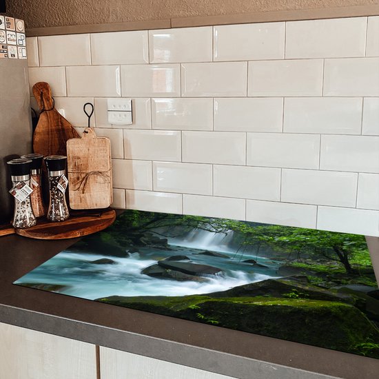 KitchenYeah® Inductie beschermer 81.6x52.7 cm - Helderblauwe wilde rivier en watervallen in het regenwoud van Costa Rica - Kookplaataccessoires - Afdekplaat voor kookplaat - Inductiebeschermer - Inductiemat - Inductieplaat mat