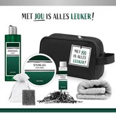 Geschenkset "Met Jou Is Alles Leuker!" - 7 Producten - 730 Gram | Giftset voor hem - Luxe cadeaubox man - Vaderdag - Verjaardag - Wellness - Pakket - Cadeau set - Vader - Broer - Vriend - Collega - Groen - Toilettas