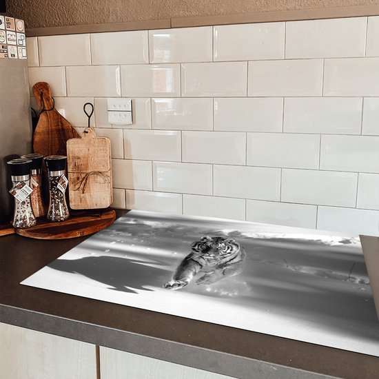 KitchenYeah® Inductie beschermer 76x51.5 cm - Tijger - Jacht - Sneeuw - Zwart - Wit - Kookplaataccessoires - Afdekplaat voor kookplaat - Inductiebeschermer - Inductiemat - Inductieplaat mat