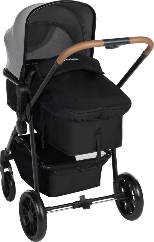 Zwarte kinderwagen met een zwarte reiswieg en grijze kap, met een houten handvat.