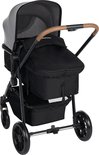 Zwarte kinderwagen met een zwarte reiswieg en grijze kap, met een houten handvat.