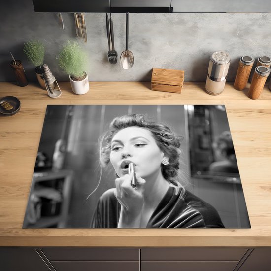 KitchenYeah® Inductie beschermer 77x59 cm - Vrouw - Make up - Vintage - Portret - Zwart wit - Kookplaataccessoires - Afdekplaat voor kookplaat - Inductiebeschermer - Inductiemat - Inductieplaat mat