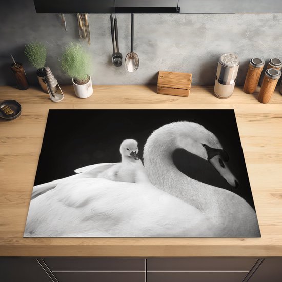 KitchenYeah® Inductie beschermer 77x59 cm - Dierenprofiel zwaan met jong in zwart-wit - Kookplaataccessoires - Afdekplaat voor kookplaat - Inductiebeschermer - Inductiemat - Inductieplaat mat