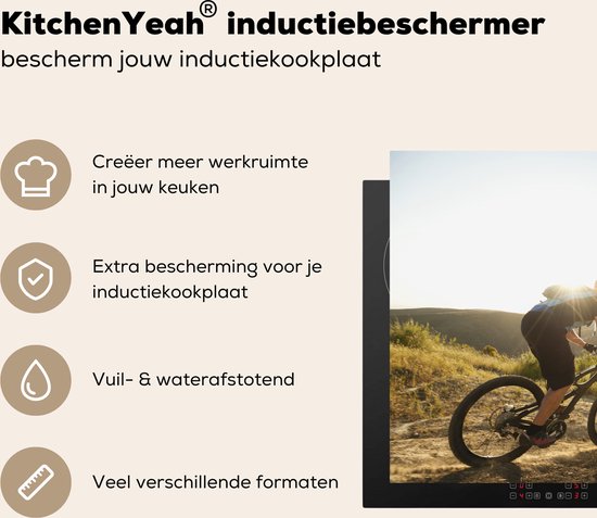 KitchenYeah® Inductie beschermer 77x51 cm - Met de mountainbike over de onverharde weg - Kookplaataccessoires - Afdekplaat voor kookplaat - Inductiebeschermer - Inductiemat - Inductieplaat mat