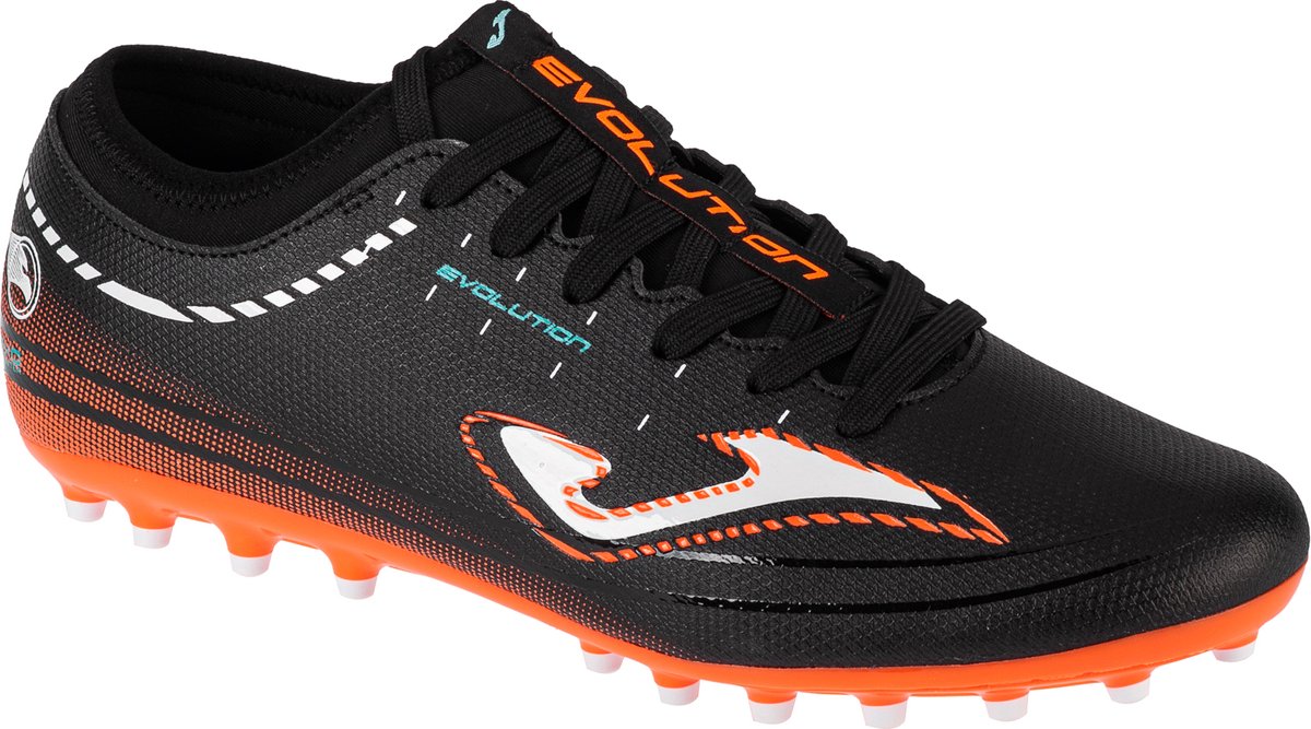Zwarte Joma Evolution AG voetbalschoenen EU 44 met oranje accenten, ontworpen voor beginners op kunstgras.