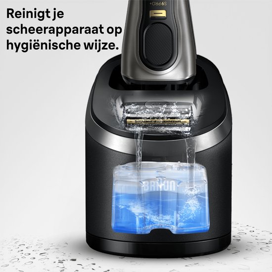 Centre Braun SmartCare avec liquide de nettoyage bleu et un rasoir en cours de nettoyage.