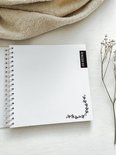 Open boek met lege pagina's en een decoratieve hoek met hartjes en blaadjes. Tabblad 'Be yourself'.