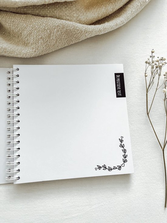 Open boek met lege pagina's en een decoratieve hoek met hartjes en blaadjes. Tabblad 'Be yourself'.