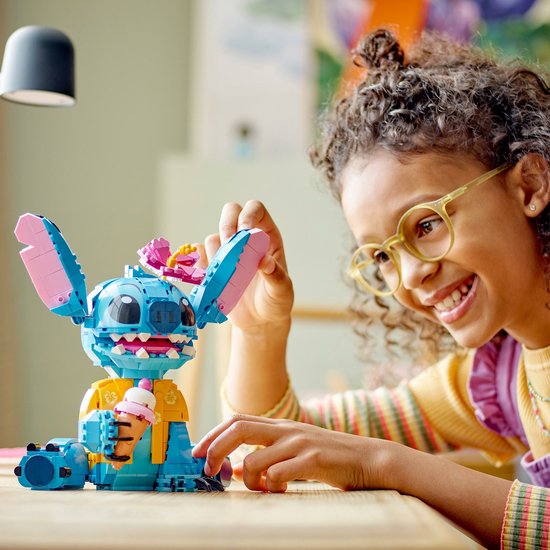 LEGO ǀ Disney Stitch, Jouet de Construction pour Enfants, Set avec Cornet de Glace, Figurine à Construire, Idée Cadeau pour Les Filles et Garçons Dès 9 Ans Fans du Célèbre Film Lilo et Stitch 43249