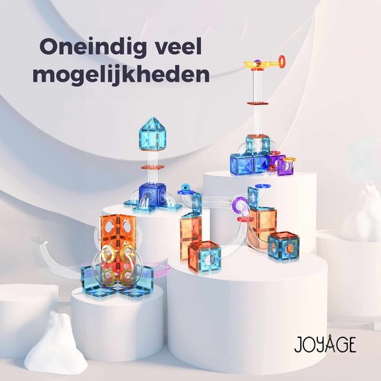 Verschillende magnetische knikkerbaan constructies in blauw, oranje en doorzichtig, geplaatst op witte display platforms.