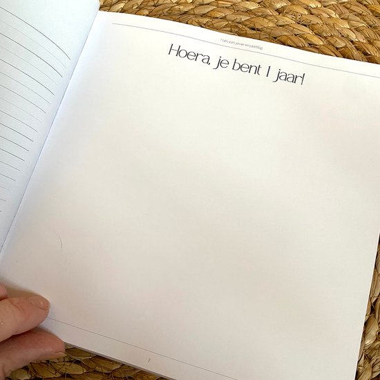 Open boekpagina met de tekst 'Hoera, je bent 1 jaar!' en ruimte voor een foto.