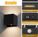 Zwarte kubuswandlamp met details: LED-licht, USB-poort, schakelaar en bewegingssensor.