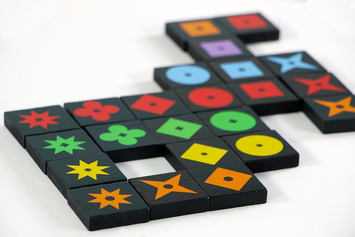 999 Games - Qwirkle - Bordspel - Sinds 2007 meer dan 15 spellenprijzen gewonnen - Familiespel - Gezelschapsspel - Educatief spel - spelregels in NL en FR — afbeelding 5